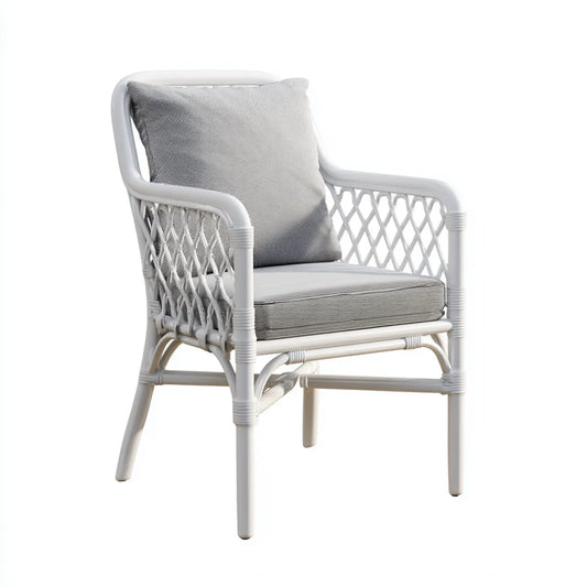 Fotel, Białe krzesło siedzące rattan z szarymi poduszkami z zaokrąglonym tyłem 67 x 72 x 87 cm